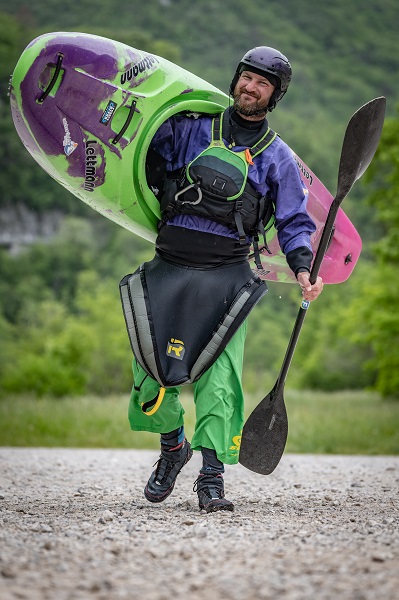 Wildwasser-Paddler mit Kajak auf der Schulter