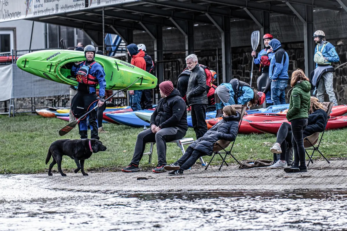 Gruppe von Wildwasser-Kajakern an Land